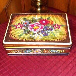 Stunning *** Metal Box *** Trinkett Holder / Display